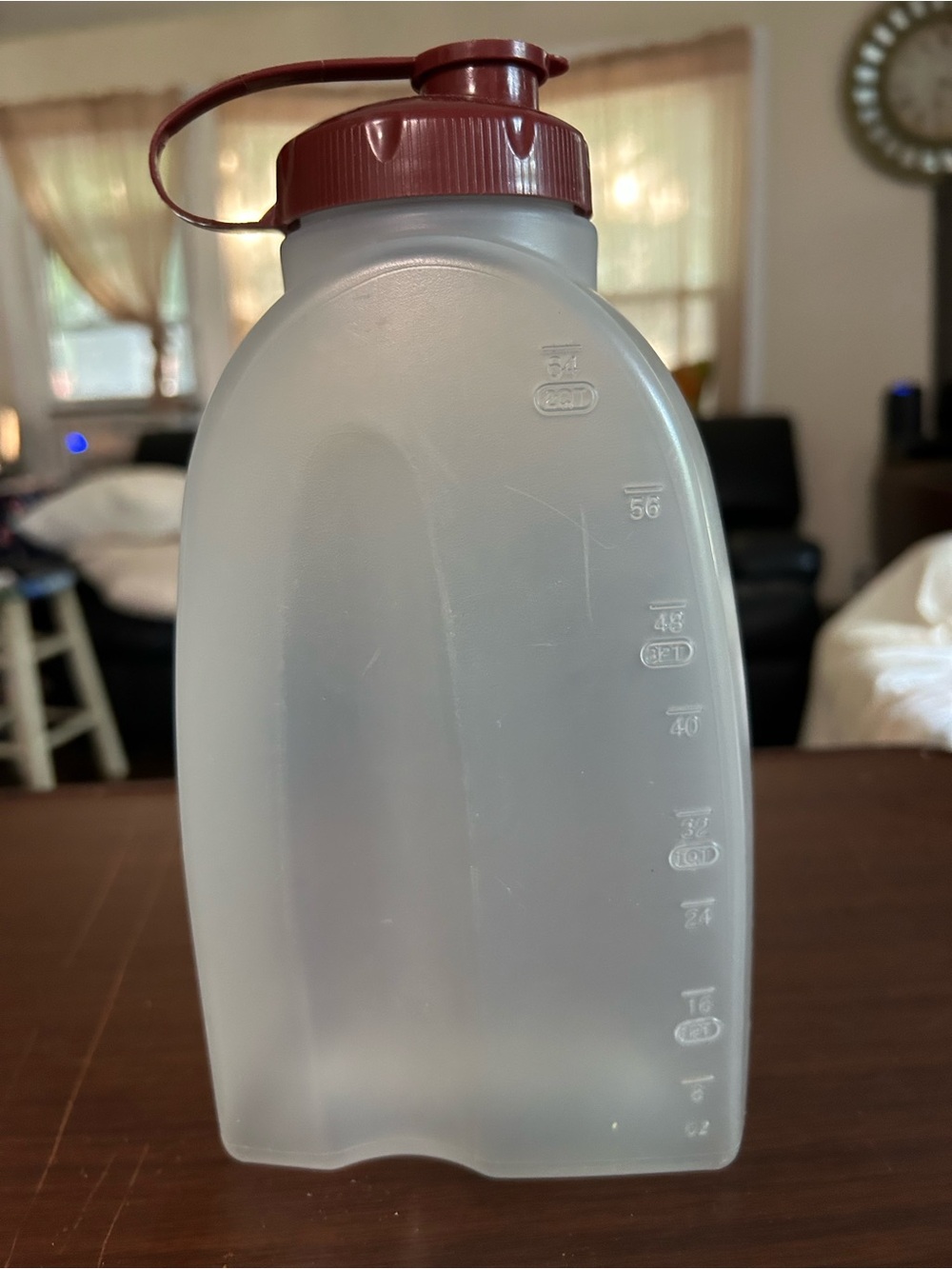 Vintage Rubbermaid 2 quart beverage container with Screw on top, no smells